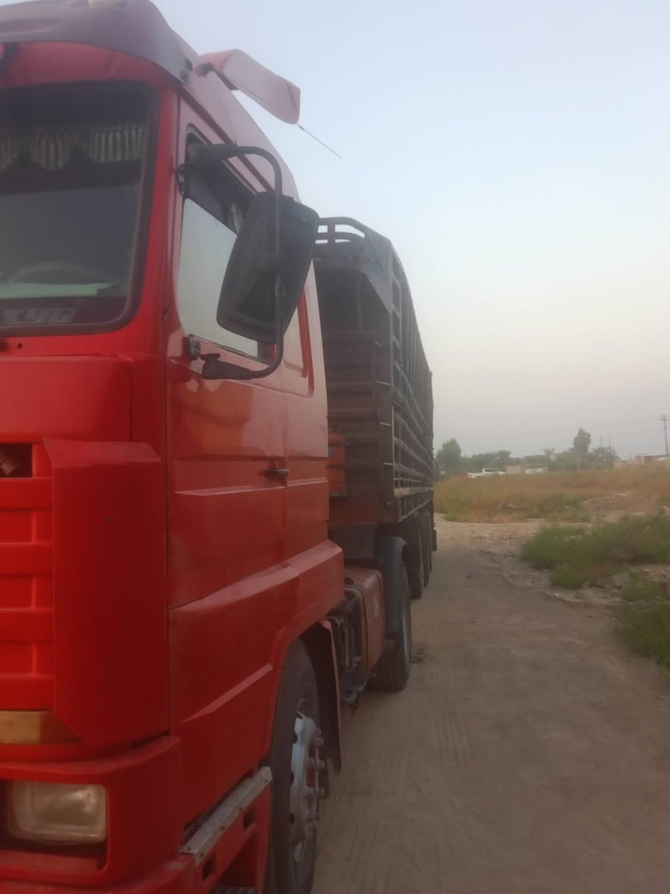 سلام عليكم اسكانيا موديل 91بيع راس وعربانة السعر 255ورقه وبيهة مجال اتصال ***********مربوطة عربانه اربع محاوير كير عادي 3/3سياره محدثة تحديث جديد السياره خير من الله
