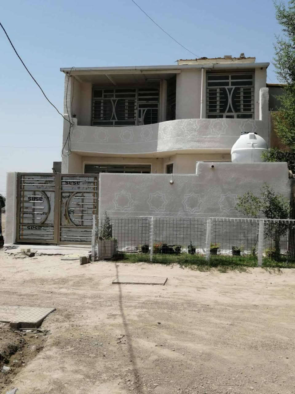 للبيع بيت طابو صرف مساحته 150 بي 6 غرف سعر 100 بي مجال عنوان المحموديه حي العسكري قرب مدرسه عراق المحبه شراي يتصل ***********
