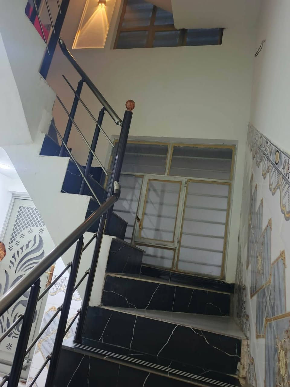 🏠 للبيع مشتمل سكني 
📐 المساحة: 100 متر

🏡 الدار مكوّنة من 3 طوابق وتحتوي على:

🔹 صالة  استقبال واسعة

🔹 مطبخ

🔹 4 غرف نوم

🔹 3 صحيات داخلية 🚿

🔹 1 صحية خارجية

🔹 بناء 3 طوابق

🔹 تصميم مناسب للعائلة واستغلال ممتاز للمساحة

📍 الموقع:  الجبيريه الثالثة قرب جامع باب الريان 

📞 للاستفسار والتواصل معي صاحب الدار : 
***********
أو التواصل على الخاص
