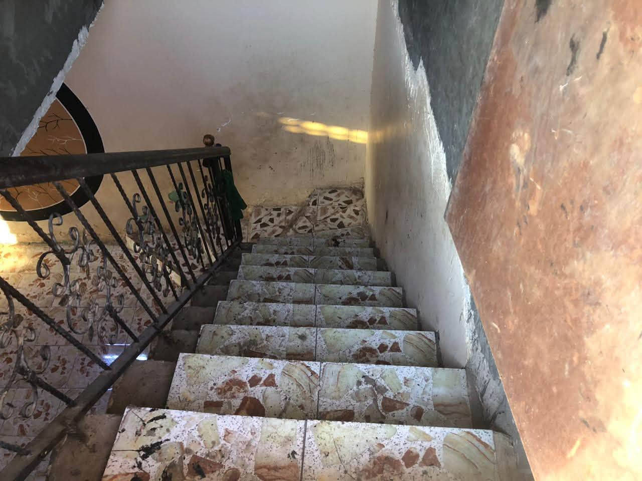 بيت في منطقة الدوانم خلف مطعم احمد البديوي مساحه البيت ٢٢٠ متر خدمات متوفره مي كهرباء متوفرات استقبال ٤_٥ غرفه نوم ٤-٥ + صالى + غرفه نوم ٤-٤ ترك مسكف وصاير مطبخ حار سعر ٤٠ وبي مجال ‭***********‬ الرقم مبي واتساب ( مكلف بل نشر)
