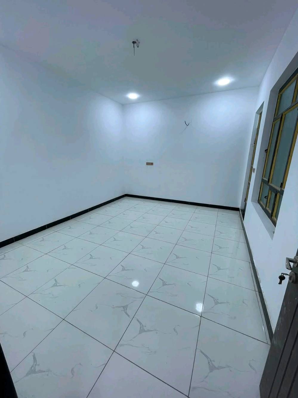 المخابرات واجهه ٦ يحتوي على صالة ومطبخ وخدمات و٤ غرف نوم صحيات عدد ٢ للاستفسار الاتصال على الرقم التالي *********** ويوجد واتساب