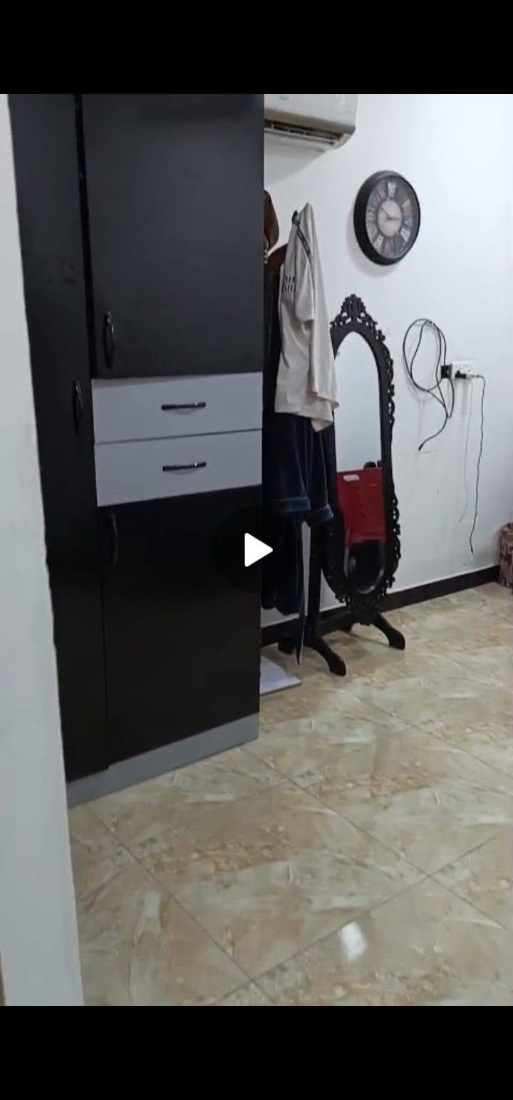 من رخصة الادمن....
السلام عليكم اغراض بيت للبيع مستعجل...الغرض من البيع الانتقال من محافظة الى اخرى 
ثلاجه حجم كبير لون رصاصي نظيفه  اخت الجديده شغاله استعمال سنه وحده مثل ما موضح بالفيديو السعر 300 قفل 

كنتور بابين مع جرارات عدد 4 لون ابيض 
جزامه لون ابيض  جرار واحد كبير مع 4 خانات 
وكلشي موضوح بالصور تصلح للبنات 
سعر الكنتور والجزامه 175 الف قفل 
 
كنتور  لون اسود  يصلح للشباب
مع سرير مع ميز دراسه وبي جرارات مثل ما موضح بالصور
كنتور وسرير وميز السعر 150 الف 

العنوان حي الجهاد شارع 60 خلف شارع المظخه  
للتواصل رقم واتس اب ***********

نص مكتوب في الصور:
- HONOR X7e