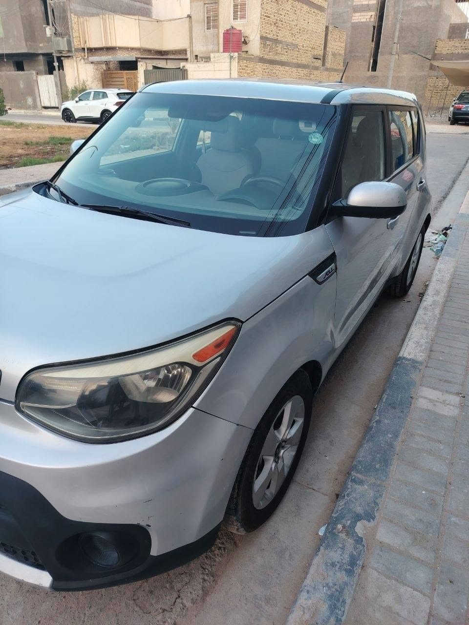 السلام عليكم
للبيع كيا صول موديل 2017 مكينه 1600
 وارد امريكي حادثها گدام فقط الجاملغ الامامي جهه الراكب مبدل والباقي بيها جراد بالجاملغ الوره والباب من امريكا موضح كلشي بالصور 👇 
السياره بدون صبغ وجاهزه
 تخم تاير جديد توه مبدلهن
بطاريه امرون الاصليه
عبوه و فيت بم كامله 
تبريد ثلج
ماشيه ٣٣
رقم اربيل السنويه منتهيه وراعي السنويه كردي ما موجود تكدر عندي معقب تكملها بسهوله بدون ما يحضر او من خلال دعوه
السياره ما عليها شي لا حجز و لا مطلوبه فقط سنويه منتهيه وراعيها ما موجود
سعرها 90 وبيها مجال بسيط 
للاستفسار هذه رقمي  و موجود واتساب هم 👇
***********
