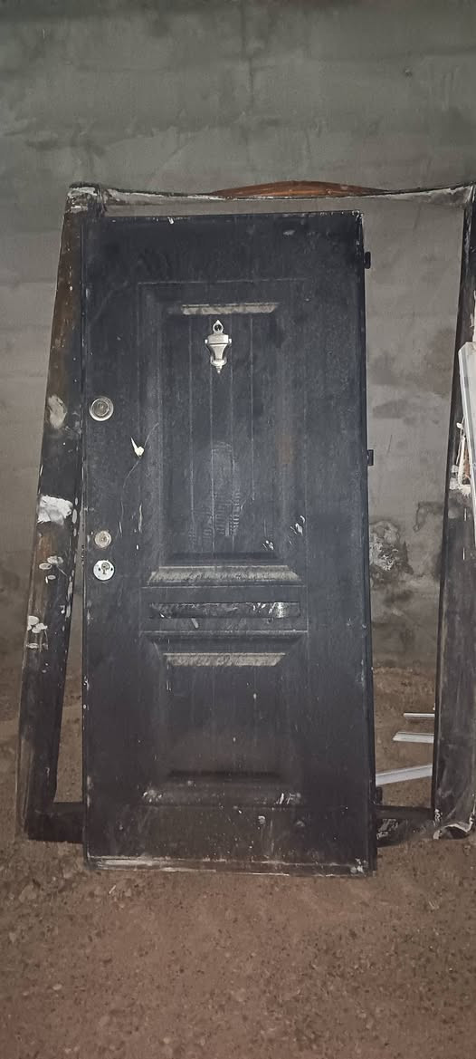 السلام عليكم غراض بيت للبيع باب قاصه كامل مع الملبن 
مكاني لفرسان ***********

شباك 162×246 كبير كامل مع جام

161×82
صغير  كامل مع جام

باب 100×94

 شباك زغير  مال تهويه 2
