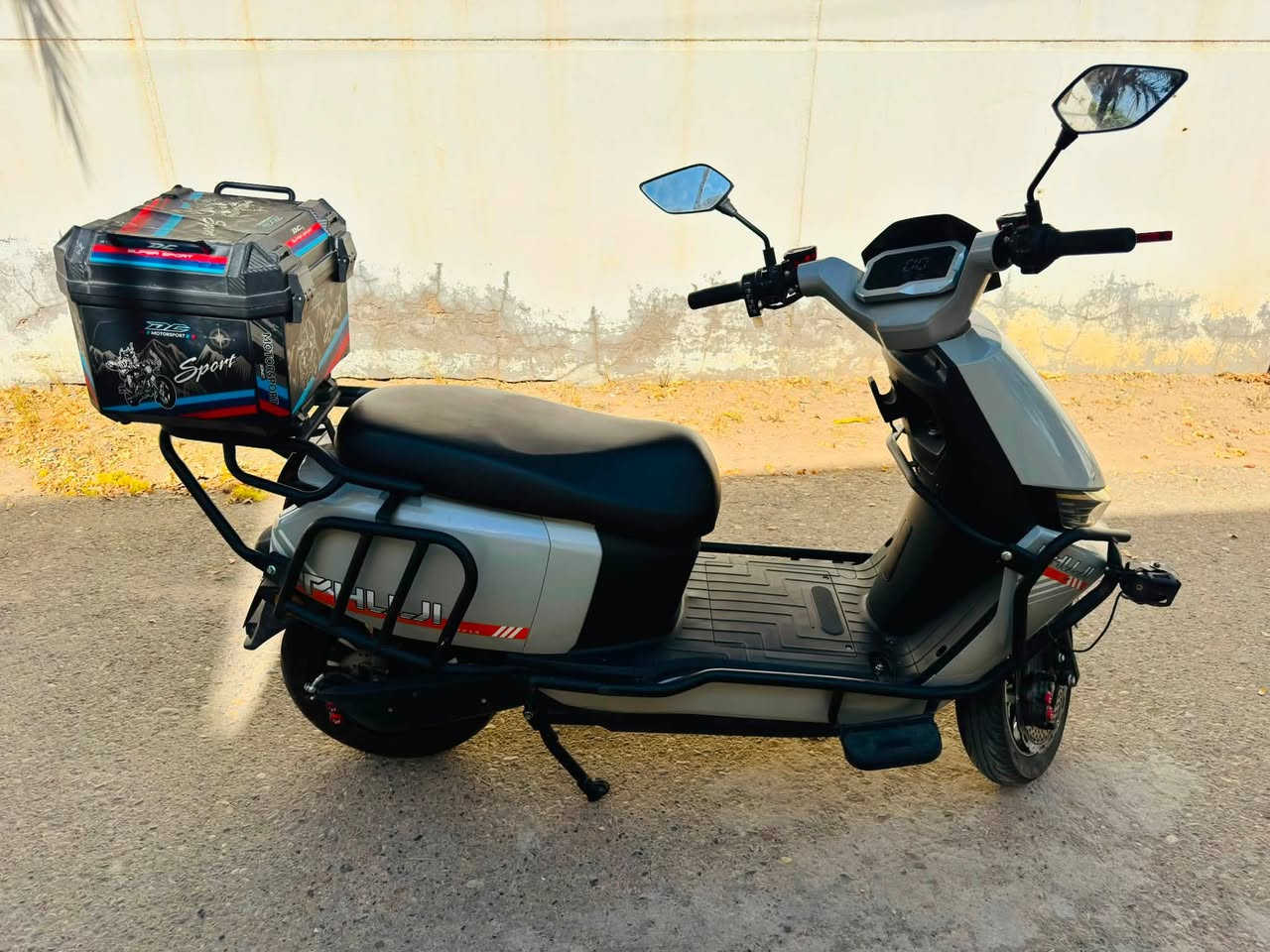 دراجه شحن للبيع مستخدم شهرين ونصف
بي نضام بگ و دبل اشاره شرط الفحص قبل الشراء و دبلات عاليه بلاديه من الشركه 

مواصفاته: يوصلك مسافات بعيده ممتاز للدوام والعمل 6بطاريات بلاديه من الشركه مع اكسسوارات كامله الدراجه نضيفه مع الضمان الدراجه بعده جديده و مستخدمة شهرين ونصف فقط 

السعر950 وبي مجال 

للتواصل : ***********
