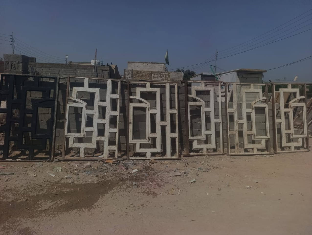 يوجد شبابيك وابواب مستعملة نظيفة  بداية حي الرحمة قرب مطعم ثابت ***********
