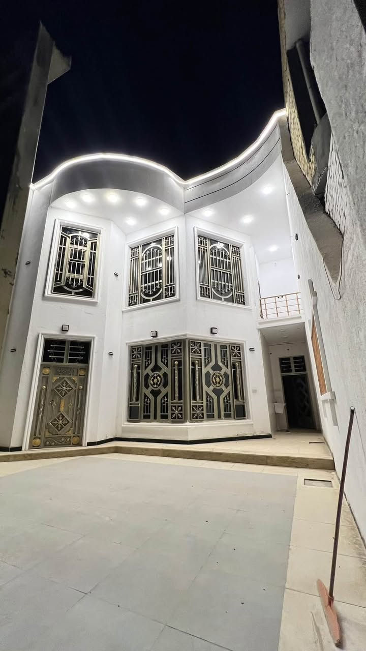 🏡 دار للبيع – موقع مميز جدًا

📍 الموقع: حي الصادق، ملاصق لمدرسة لارسا وعلى الساحة الكبيرة
📐 المساحة: 250 م

🔹 الطابق الأول:
• حديقة
• استقبال
• صالة
• مطبخ
• منور
• حمامات داخلية وخارجية
• غرفة

🔹 الطابق الثاني:
• 3 غرف
• صالة
• حمام
• إحدى الغرف بنظام سويت

📞 للاستفسار والتواصل:
***********
***********
