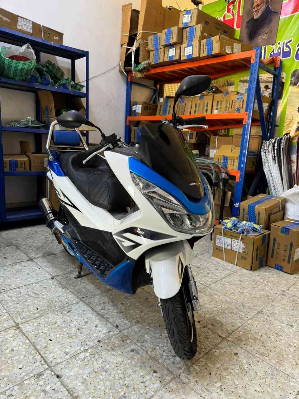 السلام عليكم pcx جيل الثاني ياباني مال رمبه قبل شهر نازله دراجه حلوه مزوده ماشيه 6 الف السعر 26$ وبيه مجال العنوان حي اور ام الكبر والغزلان ***********
