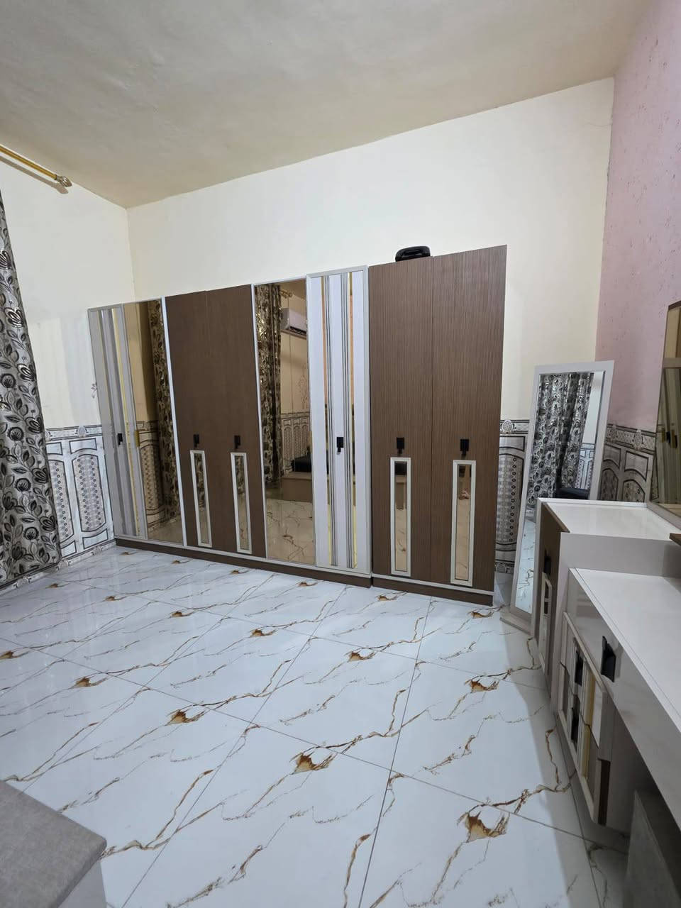 سلام عليكم غرفه عشر قطع نضيفه نضافت 95/100  مكاني طوريج جمعيه سعر 1250 و بيه مجال لشري مستعجلين عله بيعته يردون يشيلون *********** (ملاحضه ترهم اقصاد عله ماستر))
