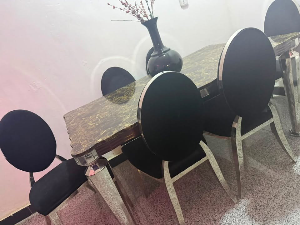 ميز وطبلات للبيع
الميز مرمر ثقيل جداً 
المكان حي الجامعه
واتساب ***********
