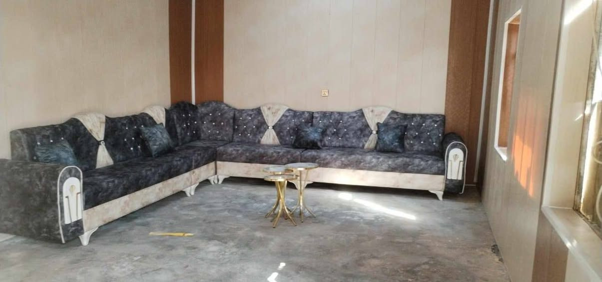 بيع مستعجل
#بيت #للبيع #السبل #الاولى قرب مولد بهاء فارغ حاليا وجاهز لسكن مساحه 250 متر غرفتين وصاله ومطبخ وصحيات وديوانيه وكراج وحديقه ودرج خارجي لسطح 45 وبيه مجال قليل الاتصال ‏‪***********‬‏
