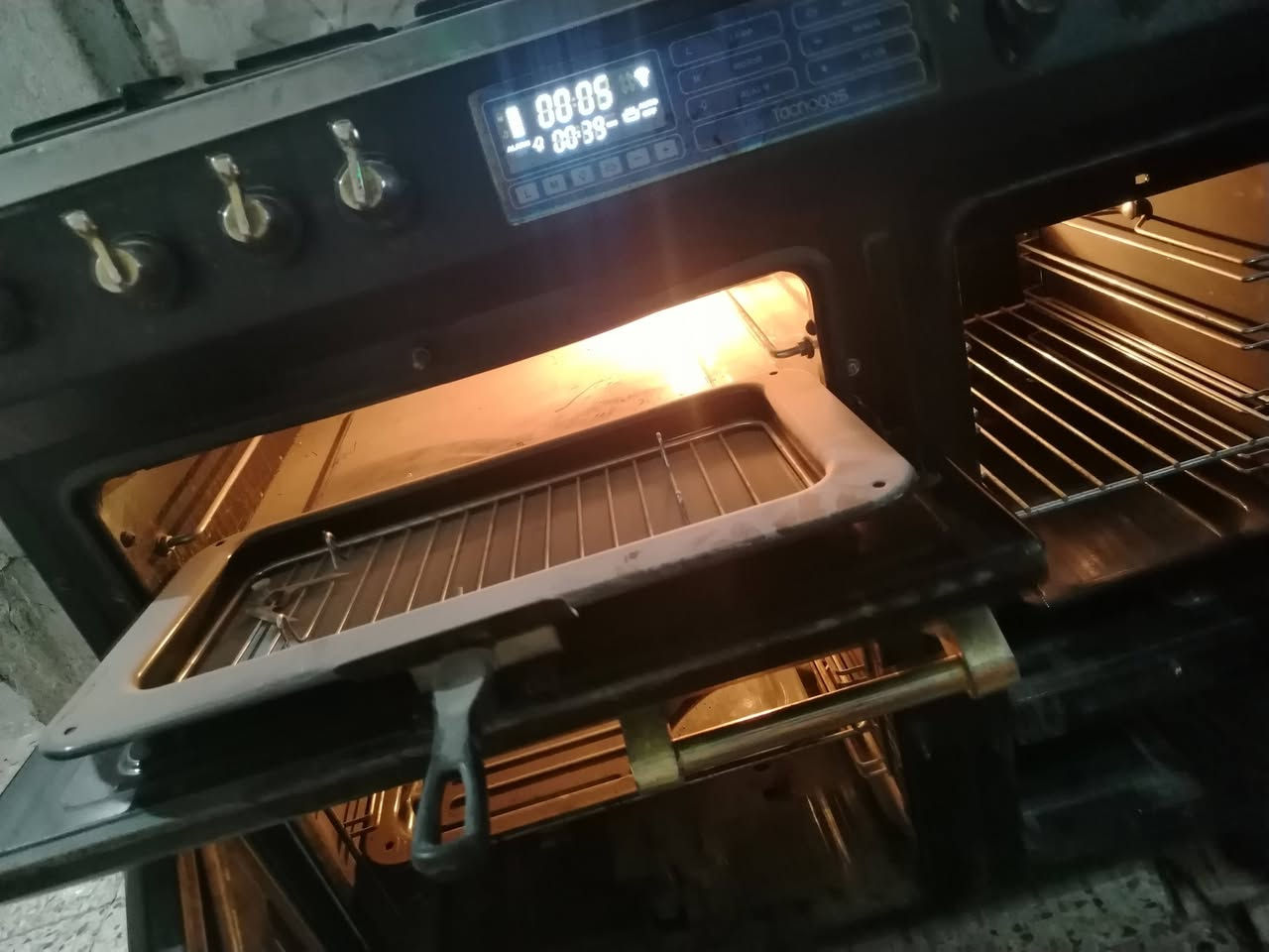 طباخ كهروغاز متروك يحتاج تصليح بس العين وحدة ٣ أفران ٢ كهرباء واحد غاز كلهم شغالات السعر ٣٥٠ وبي مجال بسيط العنوان :مدينة الصدر الرقم ***********
