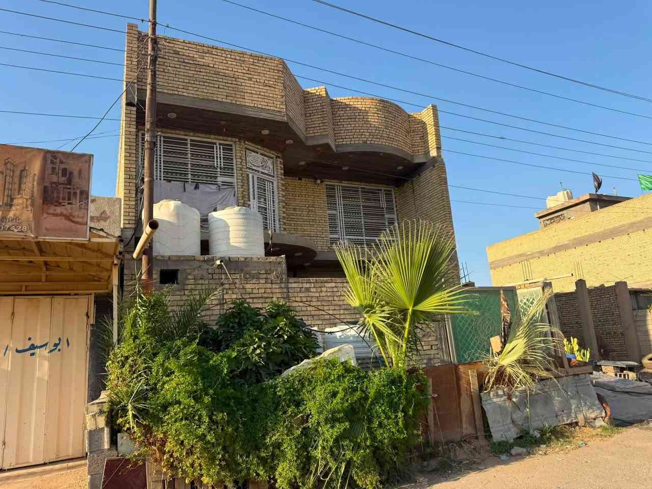 بيت 200 متر عله الشارع العام مباشر البناء حديث درجه أوله السعر  والتواصل ***********
