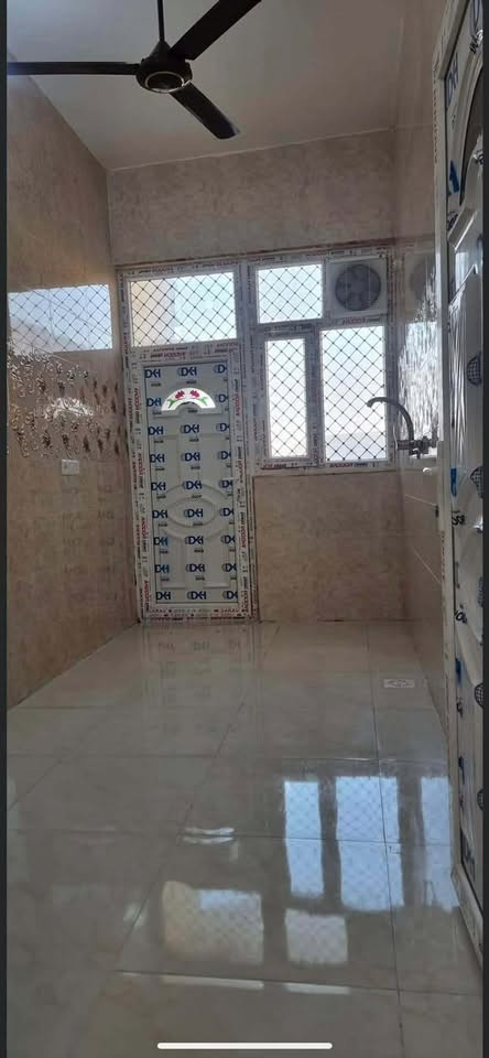 دار للبيع
تقاطع القدس/دور الزراعة الثالثة 
المساحة 120م 
متكون من مطبخ معزول وصاله واستقبال وغرفه ومنور وصحيات داخلية وخارجية وسطحين 
للأستفسار: ***********
***********
