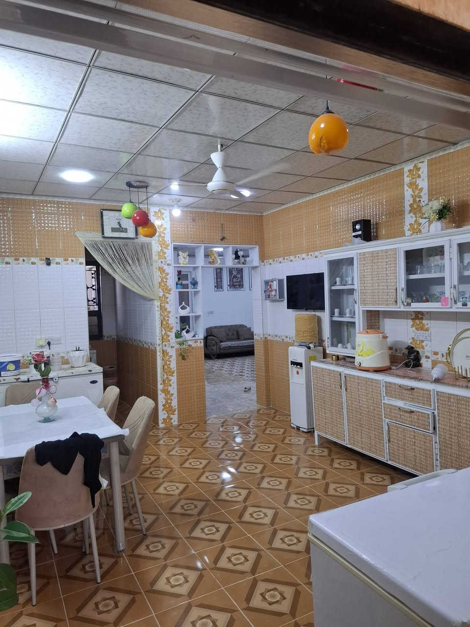 السلام عليكم بيت للبيع في ملاعزيز مساحته ١٦٠ متر بدايه ملاعزيز اول فرغ طابقين فول مواصفات الطابق الاول يتكون من غرفه نوم واستقبال وهول داخلي مطبخ بارد ومطبخ حار والطابق الثاني يتكون من غرفتين سعره 43 وبي مجال للاستفسار اكثر الاتصال بالرقم  ***********
