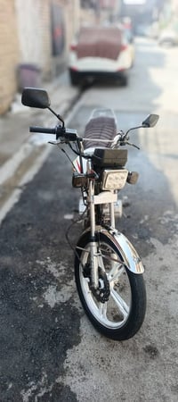 دراجه ٥ كير سلف هندر كهربائيات كلها شغاله كل نقص مابيها محرك يخبل خير ...