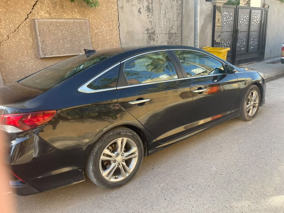 سوناتا موديل 2018 امريكي 120$وبيها مجال
فول موصفات عده الفتحه  السيارة بأسمي
رقم جديد انكليزي بغداد وسنوية جديدة الهزة بعدها ما نافذه
لون اسود مرتبة السيارة بيها كم قطعه ابيع حزام
مكاني الأنبار لتواصل الاتصال على الرقم  ***********
