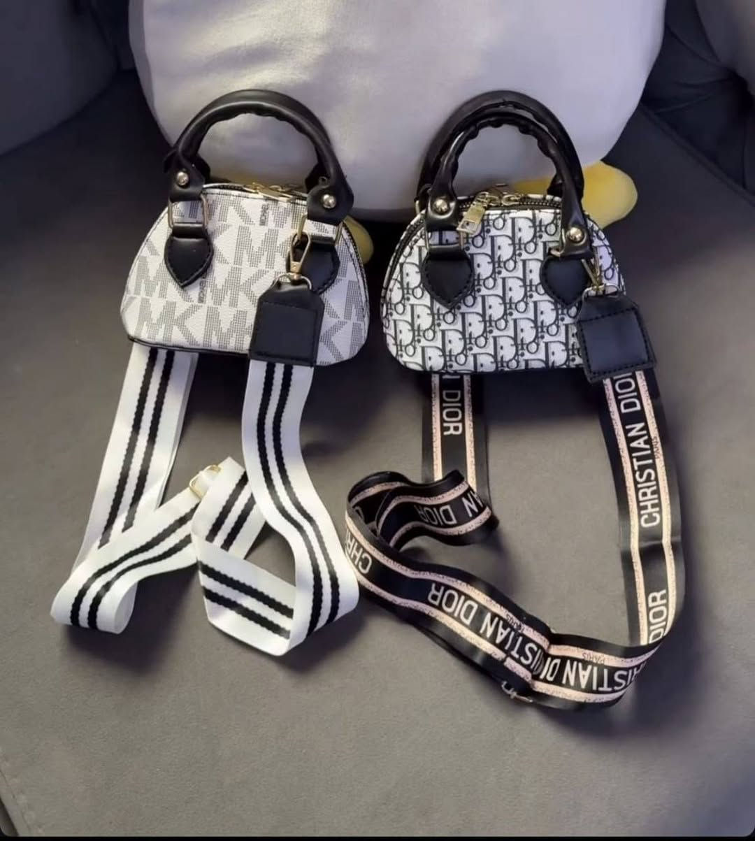 جنط جلد قطعه 7 الف فقط❤️‍🔥 كل ٤ قطع جنطه هديه👜 من اختيار البيج  توصيل🚗 الف داخل رفاعي للحجز مراسله خاص 👇

نص مكتوب في الصور:
- 🤎😳small🤎
- كتيبه كبيره