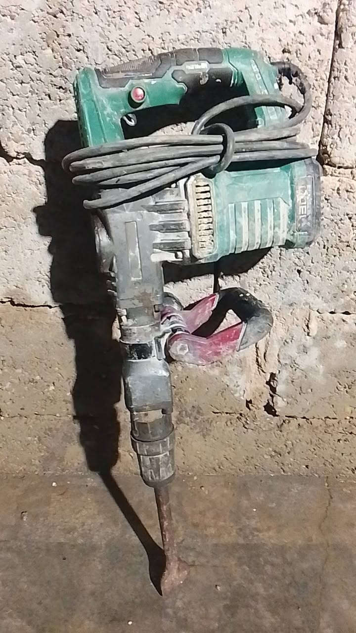 السلام عليكم ادريل للبيع مابي اي عيب***********
