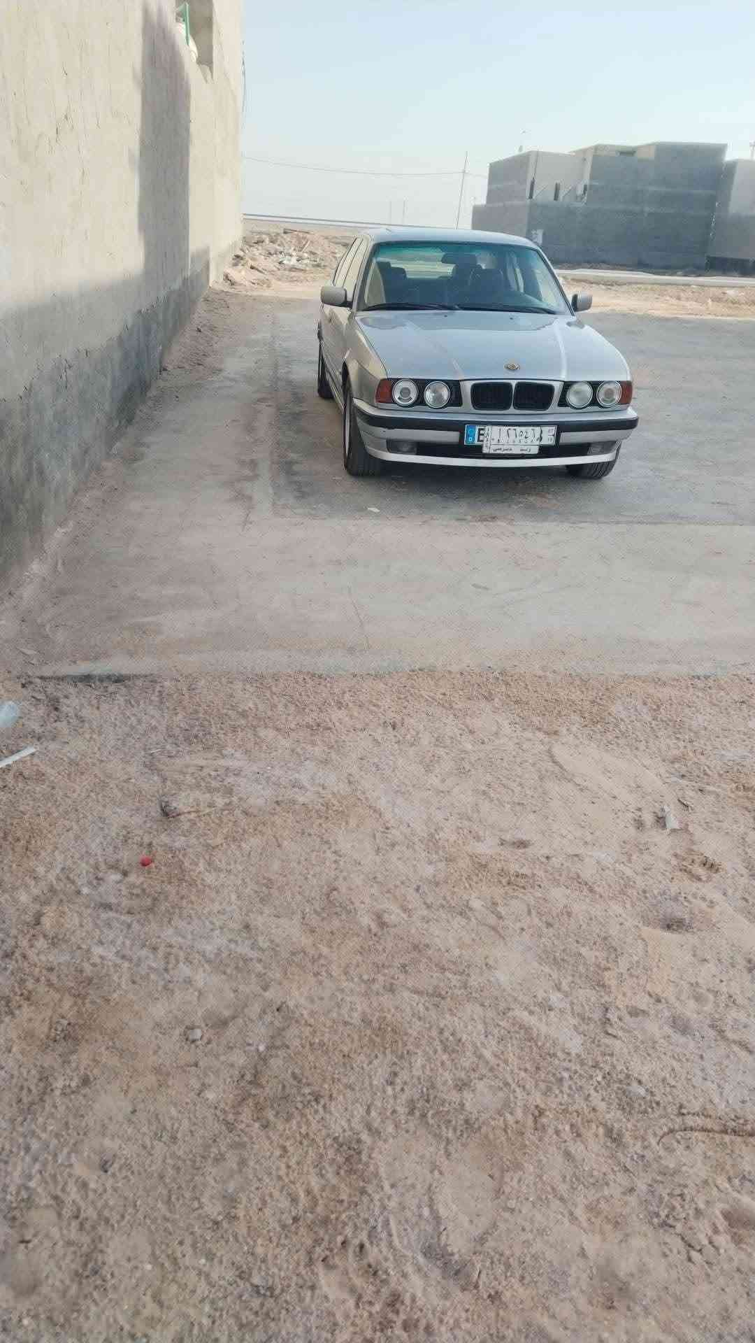 سلام عليكم شباب بي ام للبيع مكفوله من الحادث والضربه رقم واسط عندي وكاله عامه الي حق التحويل تجي تاخذ السياره وين مايعجبك احولك مشروع وطني السعر 55 وبيها   او المراوس بتكسي  مكانه بصره مجال باقي التفاصيل خاص او الاتصال على الخط بي واتساب ***********
