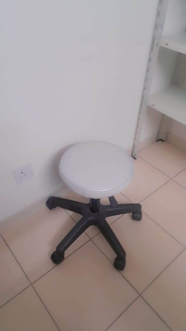 عياده كامله للبيع بسعر مناسب ليزر كانديلا وغراض سديه وستول ورفوف وكراسي نتضار  بسعر جدا مناسب
للأستفسار : *********** 📞
