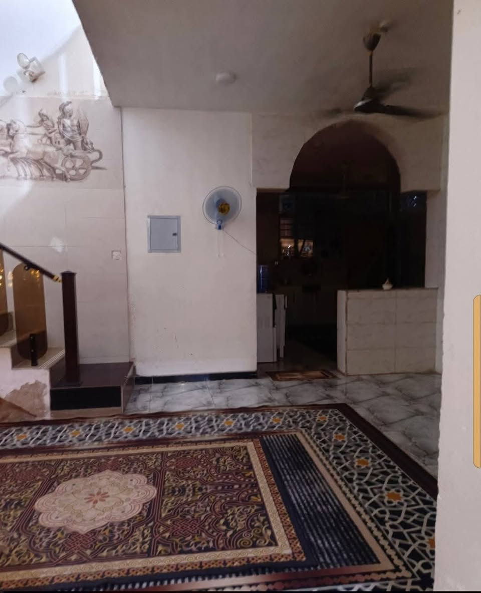 السلام عليكم بيت في الحكيم بنزله اسواق الغدير او نزله  مدرسة الرميله المساحه 200 متر متكون من استقبال ومطبخ وغرفتين وهول
الطابق الثاني غرفه وهول ونص بناء غرفه البناء طابوق السقف صب سيراميك بياض صحيات الطابق الثاني غرفه وهول
 ونص بناء غرفه البناء طابوق السقف صب سيراميك بياض صحيات الرقم
 ***********
***********
