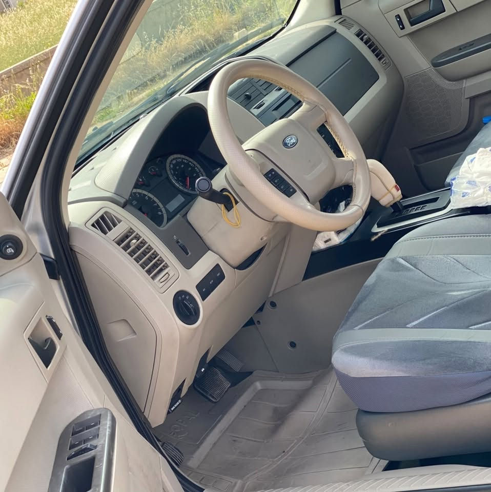 فۆرد ئیسکەیپ 2012
مەکینە 2.5 ی دەبڵ ئەکسل 4*4
یەک پەڵەی بچوک بۆیاخی هەیە
سارد و شوختو قوپاوی کاڵ بونەوە هیچ هیچی نیە
سەنەوی تازەیە بەناوی خۆمەوەیە
گێڕ و مەکینە نەکراوەتەوە بێ کێشەیە
سعری ١١٥ گەڵاو مەجال
*********** WhatsApp
