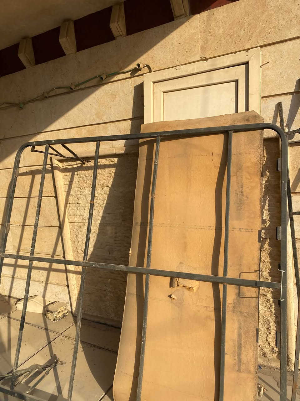 باب  حمام قياس ٢ متر في ٨٠
مع جرجوبه ب٣٥
صوميه حديد ب١٥
عربانة طفل ب٢٠
حي الجهاد 
***********

