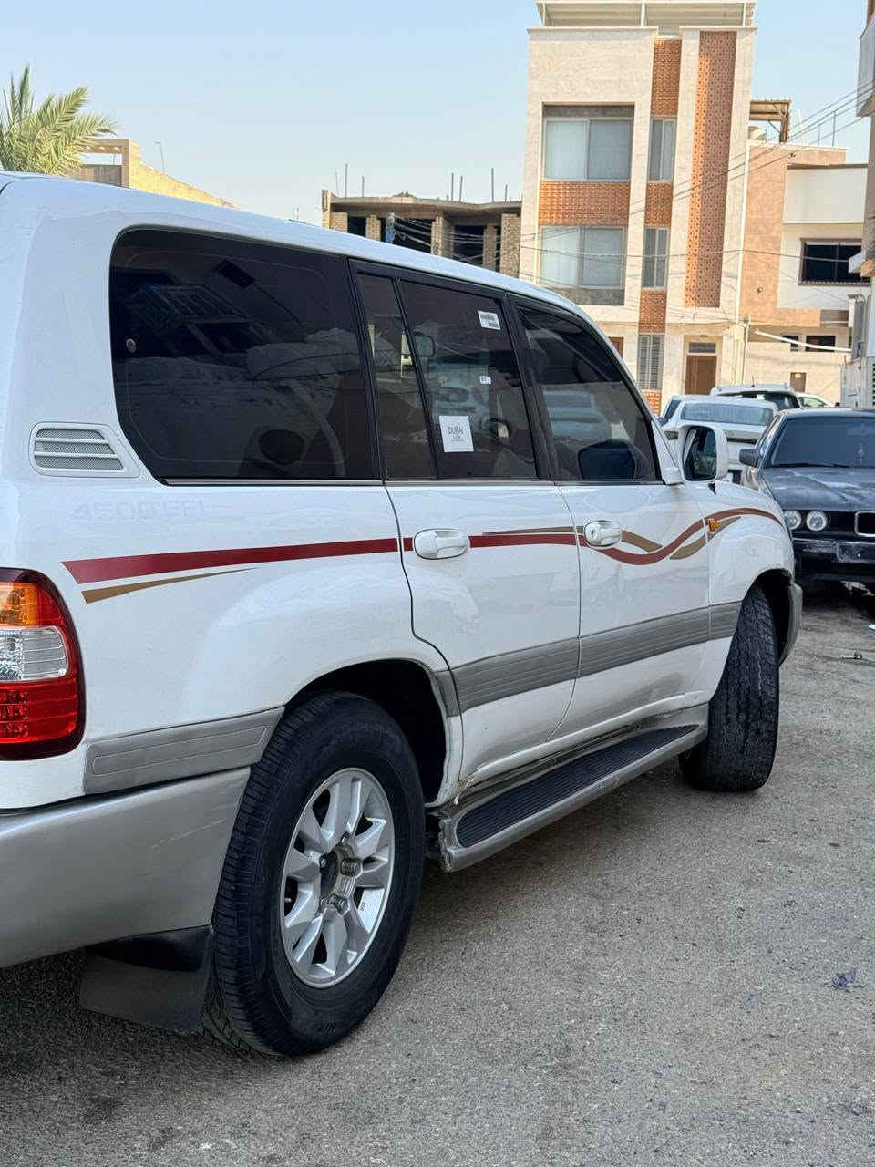 سلام عليكم لاندكروزر موديل 2000 سياره حلوه رقم سليمانيه باسمنه بيها قطعه وحده الجاملغ الأيمن وبيها بارد كدام العين سياره نضافه 80٪ من تبريد وحداديه ومحرك بيها بس صوت بل اكسل عارضيها ١٥٠$ وبيها مجال لطيبين مراوس احدث اراوس أو سورنتو هم اراوس مكان سياره نجف رقم الهاتف ***********
