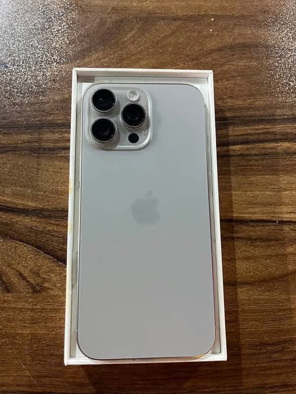 السلام عليكم
16 برو ماكس 
ذاكره 256
لون تيتانيوم المميز
بطاريه 93 
كامل الملحقات
نظافه 100/100
مكفول من العطل وتصليح والزلغ 
وتر بروف
السعر 1280 بي مجال شي بسيط 
مكاني بغداد البنوك
*********** 
متواحد واتساب
