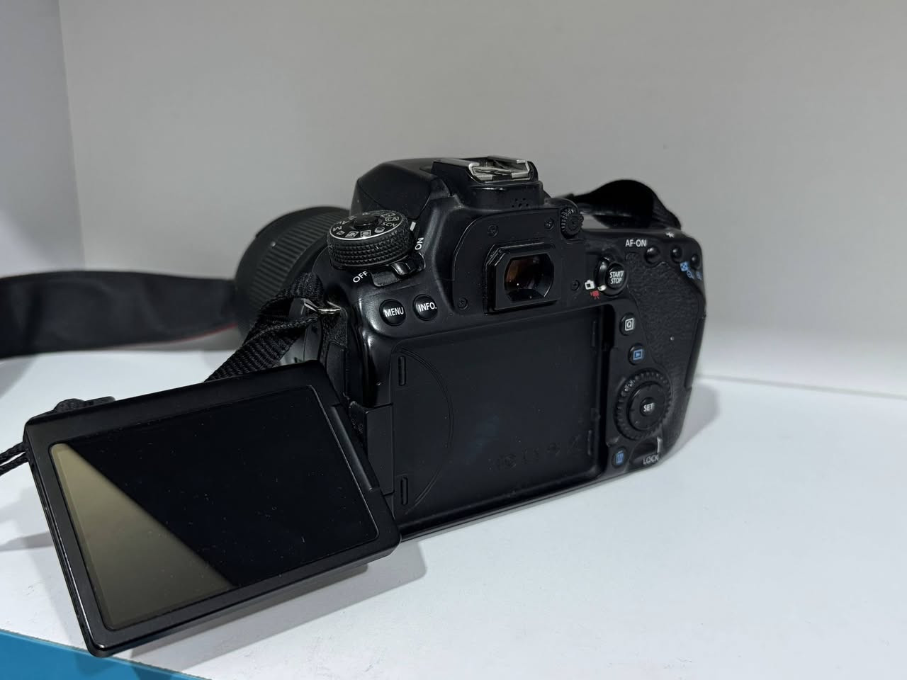 كاميرا  كانون Canon EOS 80D  ،  
تصوير الفوتوغرافي والفيديو.
أهم المواصفات
الحساس: APS-C CMOS
الدقة: 24.2 ميگابكسل
المعالج: DIGIC 6
نقاط التركيز: 45 نقطة، كلها Cross-Type
التصوير المتتابع: حتى 7 صور/ثانية
ISO: من 100 إلى 16,000، وقابل للتوسعة
الفيديو: Full HD ‏1080p حتى 60fps،
الشاشة: 3 إنچ لمس وقابلة للحركة
الفيوفايندر: بصري، تغطية تقريبًا 100%
الذاكرة: SD / SDHC / SDXC
العدسات: Canon EF وEF-S
الاتصال: Wi-Fi وNFC
الوزن: حوالي 730 غرام مع البطارية .
Canon U.S.A. +١
الصنع والمنشأ ياباني 
الكاميرا من شركة Canon اليابانية، 

كاميرا استخدام شخصي استخدام قليل 
السعر 600 الف 
التواصل ***********
