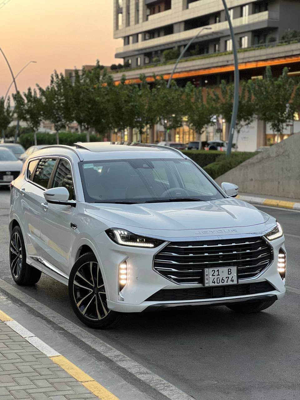 2024 Jetour X70 Plus (Luxury)
بێ بۆیاخ تەنها پەڵەیەکی زۆر بچووک کارتی هەیە
ماوەی ڕۆیشتن: 48,000 کیلۆمەتر
بزوێنەر: 1.6 لیتر توربۆ، 4 سلندر (~194 بۆ 197 ئەسپە هێز)
گێڕبۆکس: 7 گێڕی ئۆتۆماتیک (دۆبڵ کلاچ - DCT) لەگەڵ شوێنی گۆڕینی گێڕ لەسەر سۆکان (Paddle Shifters)
سیستەمی ڕاکێشان: پێشەوە (FWD)
ژمارەی کورسی: 7 کورسی (3 ڕیز)
دۆخەکانی لێخوڕین: Eco (ئابووری)، Normal (ئاسایی)، Sport (وەرزشی)
ویلی ئۆتۆمبێل: 20 ئینجی ئەلەمنیۆمی وەرزشی
سەقف: پانۆرامای شووشەیی گەورە (62 ئینج)
ڕووناکی: لایتی LEDی تەواو لەگەڵ لایتی ڕۆژانەی (DRL) زنجیرەیی
دەرگای سندوقی دواوە: کارەبایی (توماتیک)
ئاوێنەکان: کارەبایی، گەرمکەرەوە، و داخرانی ئۆتۆماتیکی لەگەڵ پڕۆژێکتەری بەخێرهاتن
سێنسەری باران بۆ جامسڕی ئۆتۆماتیک دیزاینی ناوەوە و ئاسوودەیی
ڕەنگی ناوەوە: کوشنی جڵدی کۆمفۆرت بە دوو ڕەنگی نایابی خاکی و پڕتەقاڵی
سۆکان و دەشبول: داپۆشراو بە چەرمی خاکی نەرم و سۆکانی چەند تایبەتمەندی
کورسییەکان: سیستەمی کارەبایی بۆ کورسی شۆفێر و سەرنشینی پێشەوە لەگەڵ سیستەمی بیرگە (Memory)
ساردکەرەوە و گەرمکەرەوەی کورسییەکانی پێشەوە
ڕووناکی ناوەوە: LEDی فرەڕەنگ و گۆڕاو (Ambient Lighting)
سیستەمی ساردی و گەرمی: ئۆتۆماتیک بۆ چەند ناوچەیەک لەگەڵ شوێنی هەوا بۆ دواوە و پاڵێوەری هەوای CN95
دەستپشتی ناوەڕاست: خاوەنی بەشی ساردکەرەوە و گەرمکەرەوە تەکنەلۆژیا و زانیاری
شاشەکان: سێ شاشە، دوو شاشەی 10.25 ئینج (شاشەی زانیاری شۆفێر + شاشەی سەرەکی بەلمس) وە شاشەی تایبەت بە کۆنتڕۆڵی ساردی و گەرمی هەوا و کوشنەکان
Nrx:175
***********
*********** السليمانية, العراق
