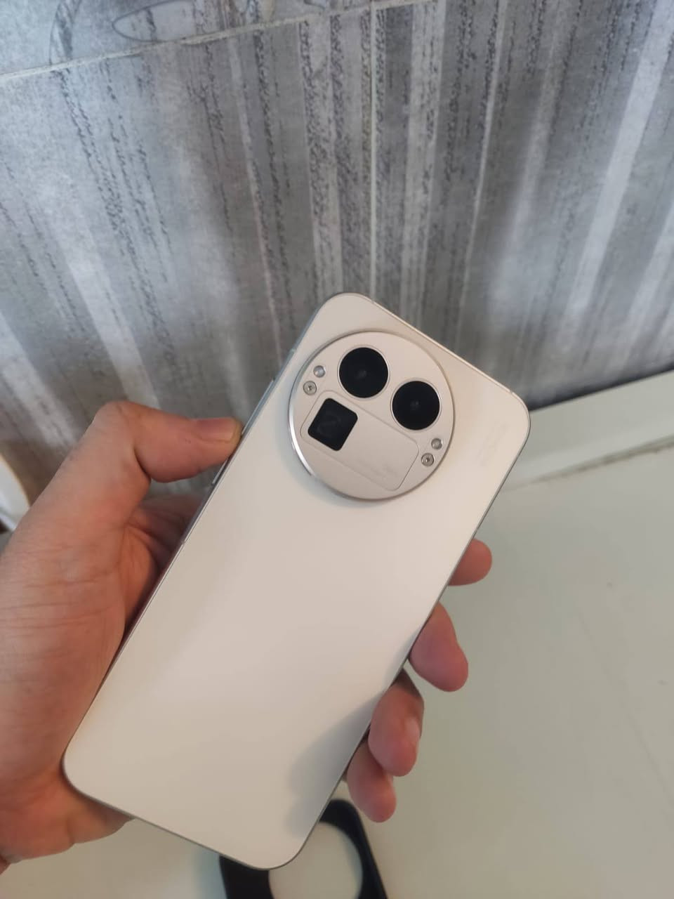 ريلمي gt8 برو
ذاكرة 512
رام 16 
معالج Snapdragon 8 Elite Gen5 العملاق نفس معالج سامسونج اس 26 التر
شحن سريع 120 w
 الجهاز جدا نظيف 
كل غراضه موجوده ويا
السعر مليون و 100 
مكاني بغداد الشعب 
***********
