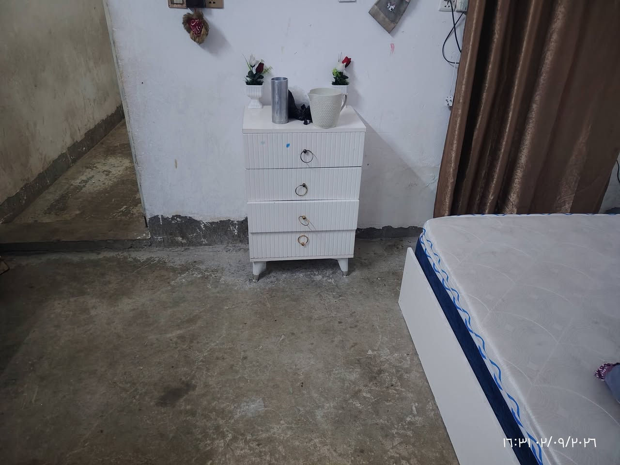 سلام عليكم غرفه مستعنله للبيع سعرهه 350 بيهه ضرر قليل فقط جرارره وحده متواجد فقط واتساب ***********
