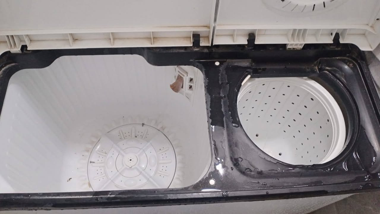 السلام عليكم غساله للبيع نوع جنرال 2XL الحجم الكبير مستخدمه 3 مرات فقط ومتروكه اكثر من 3 اشهر تحتاج ادامه فقط السعر 100 العنوان الحبانيه 
لمعلومات اكثر وتساب ***********
