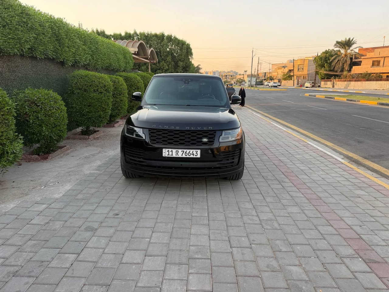 رانج روفر Autobiography 2020 | 
Supercharged V8

▪️ الفئة: أوتوبيوغرافي (Autobiography)
▪️ الموديل: 2020
▪️ المحرك: 5.0 لتر V8 سوبرتشارج
▪️ القوة: 525 حصان
▪️ ناقل الحركة: أوتوماتيك 8 سرعات (ZF)

السياره ماشيه 
رقم بغداد 
مكاني بغداد
السياره بأسمي تحويل مباشر 
المواصفات:

* سقف بانوراما.
* جلد مع تدفئة، تبريد، 
* شاشتان Touch Pro Duo.
* شاشة عدادات رقمية.
* نظام صوت Meridian.
* كاميرات 
* حساسات أمامية وخلفية.
* مثبت سرعة راداري.
* نظام المحافظة على المسار.
* باب خلفي كهربائي.
* تعليق هوائي قابل لتعديل الارتفاع. 
للاستفسار ***********السياره بيه بنيد بلادي صبغ جزء من الجاملغ امامي داير الجاملغ الخلفي السعر 420بيه مجال بغداد, العراق
