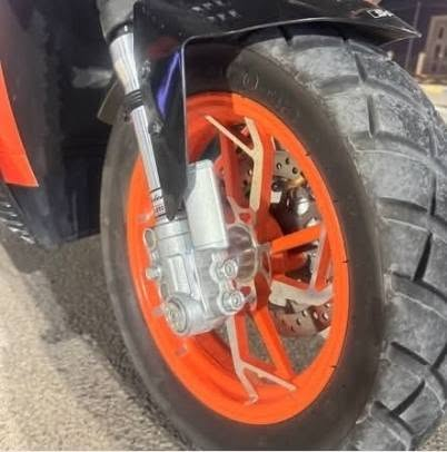 من رخصه الدمن السلام عليكم دراجه شحن HIS الفضائية طراز F1 ملف 3000w 72v32a تخم بطاريات جديده وشاحنه جديده اصليه ولي) دراجه كلش حلوه سرعته الحقيقيه توصل 90 رايده 900 وبيه مجال بسيط *********** واتساب
