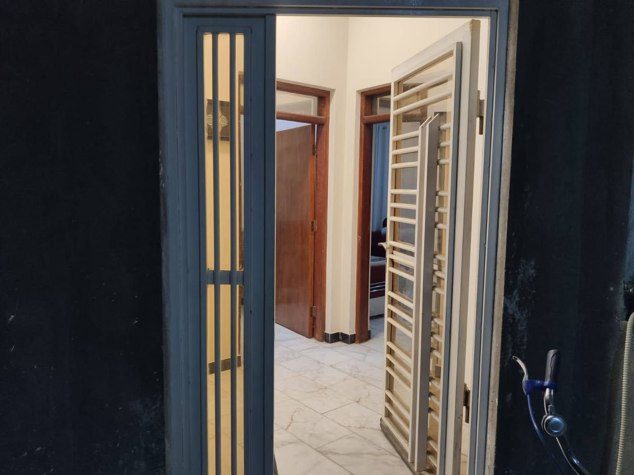 ناصريه مركز
منطقه  قرب مستشفى  التركي 
بيت درجه اولى 
مكتب ركن الشموخ الحديث
***********
بيت٢٠٠ متر طابو اسهم باسمي

طابقين كامل صبغ داخلي (جوتن نوع فنيلا لاتيه) وتاسيسات كهرباء  مع منظومة الايرثلكج والتاسيسات الداخلية من الدرجة الأولى وكذلك المجاري استخدام بوري سمارت ١٠ بار قياس ٦ انج و٤ انج وتاسيسات الماء على نظام البطارية مع ٢ تانكي سعة ١٠٠٠ لتر
عدد الغرف ٥
استقبال
مطبخ حار وبارد 
مطبخ حار ثاني
هول كبير
صالة درج
تواليت خارجي
موزع مابين باب الاستقبال وباب الهول
وباب المطبخ مطل على الكراج
كراج سيارة مع حديقة صغيرة
حمامين بالطابق الاول والطابق الثاني مع لوندري لكل حمام
سطح اشتايكر مع ستارة
الواجهة ملبوخة فقط الطابق السعر  ٢٠٠ مليون وبيه مجال قليل الارضيhttps://www.facebook.com/share/p/1EdL4yY9YG/
***********
