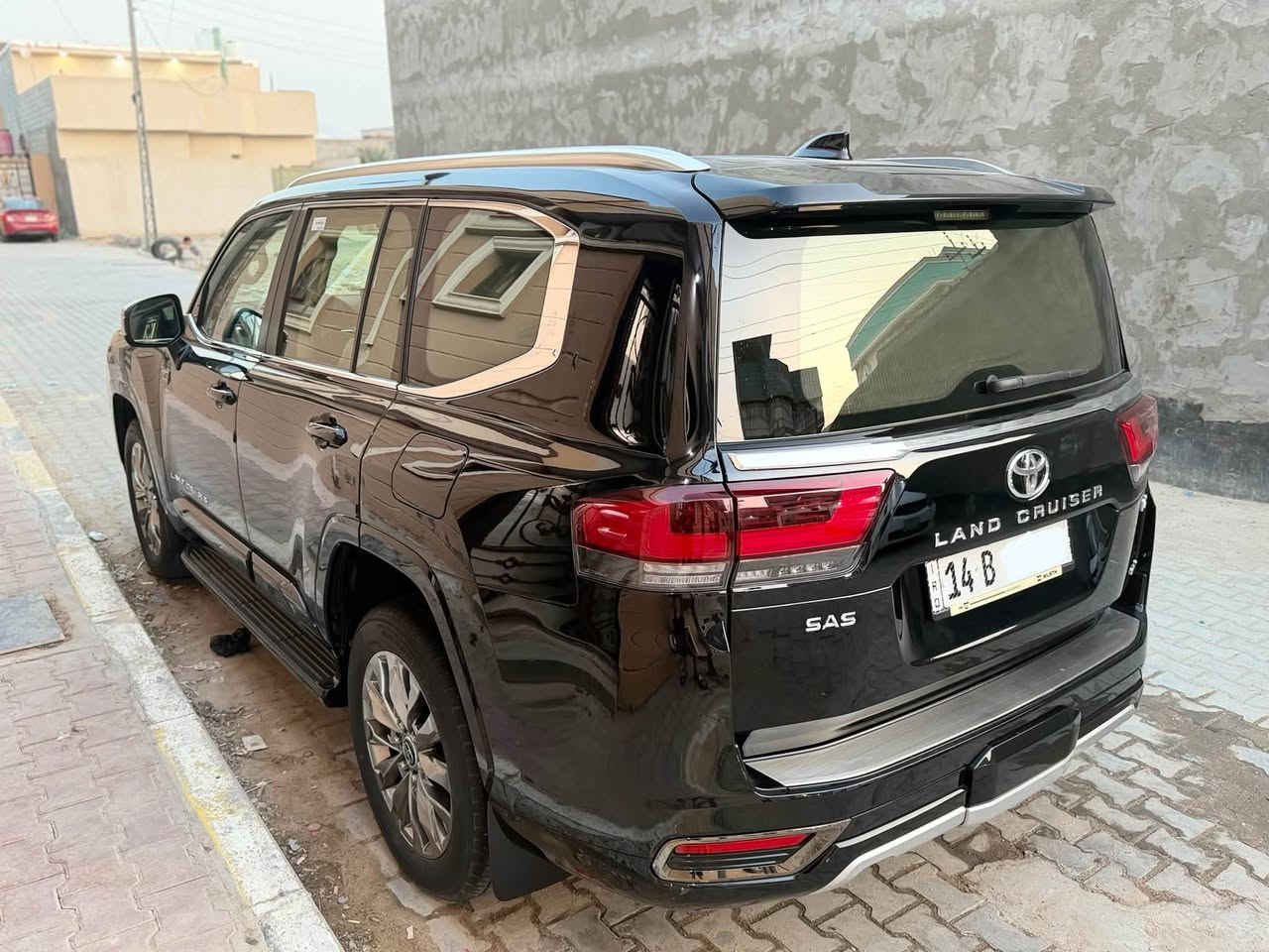 السلام عليكم للبيع لاندكروزر اللون اسود VX هايبرد  موديل 2025 ابواب شفط فول مواصفات السياره وكاله مكفوله شركة SAS السعر 88.000 $  وبيها مجال بسيط السياره رقم بصره. بسمي 
واتساب : ***********
