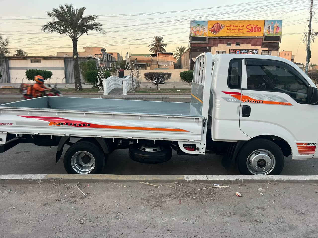 كيا فحل موديل 18 مكينه 4000 لاصرف ولا بخار   مكفول من ضربه   بيها رشه صبغ يم جامه بل ضهر رقمها صدرج حداديه كلها حلوه طهم تايرجديد تاير 14 محور رقمها بغداد مشروع وطني شرط تحويل  السعر 137 بيها مجال عنوان بغداد جميله ***********
