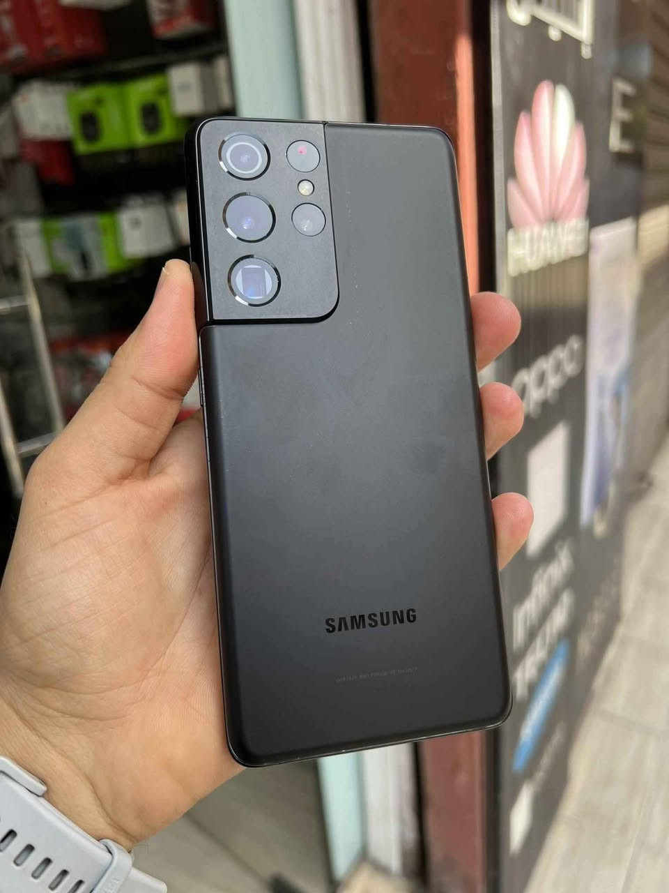 رخيص ومن سامسونج
الجهاز الاصلي من سامسونج توفر 
s20 الترا
 الشاشة: Dynamic AMOLED 2X بمقاس 6.9 بوصة، بدقة QHD+ ومعدل تحديث 120Hz.
المعالج: Exynos 990 (لنسخة الشرق الأوسط) أو Snapdragon 865 (لأمريكا).
الكاميرا الخلفية (رباعية): أساسية 108 ميجابكسل + تقريب 48 ميجابكسل (زوم حتى 100x) + زاوية عريضة 12 ميجابكسل + عمق TOF 3D (تصوير فيديو 8K).
الكاميرا الأمامية: 40 ميجابكسل.
الذاكرة والتخزين: رام 12 جيجابايت / مساحة 128 جيجابايت (مع دعم كارت ذاكرة خارجي).
البطارية: 5000 مللي أمبير وتدعم الشحن السريع قدرة 45 واط والشحن اللاسلكي. 
السعر 340 الف
بغداد زيونه ربيعي قرب مجمع البركه 
*********** بغداد, العراق
