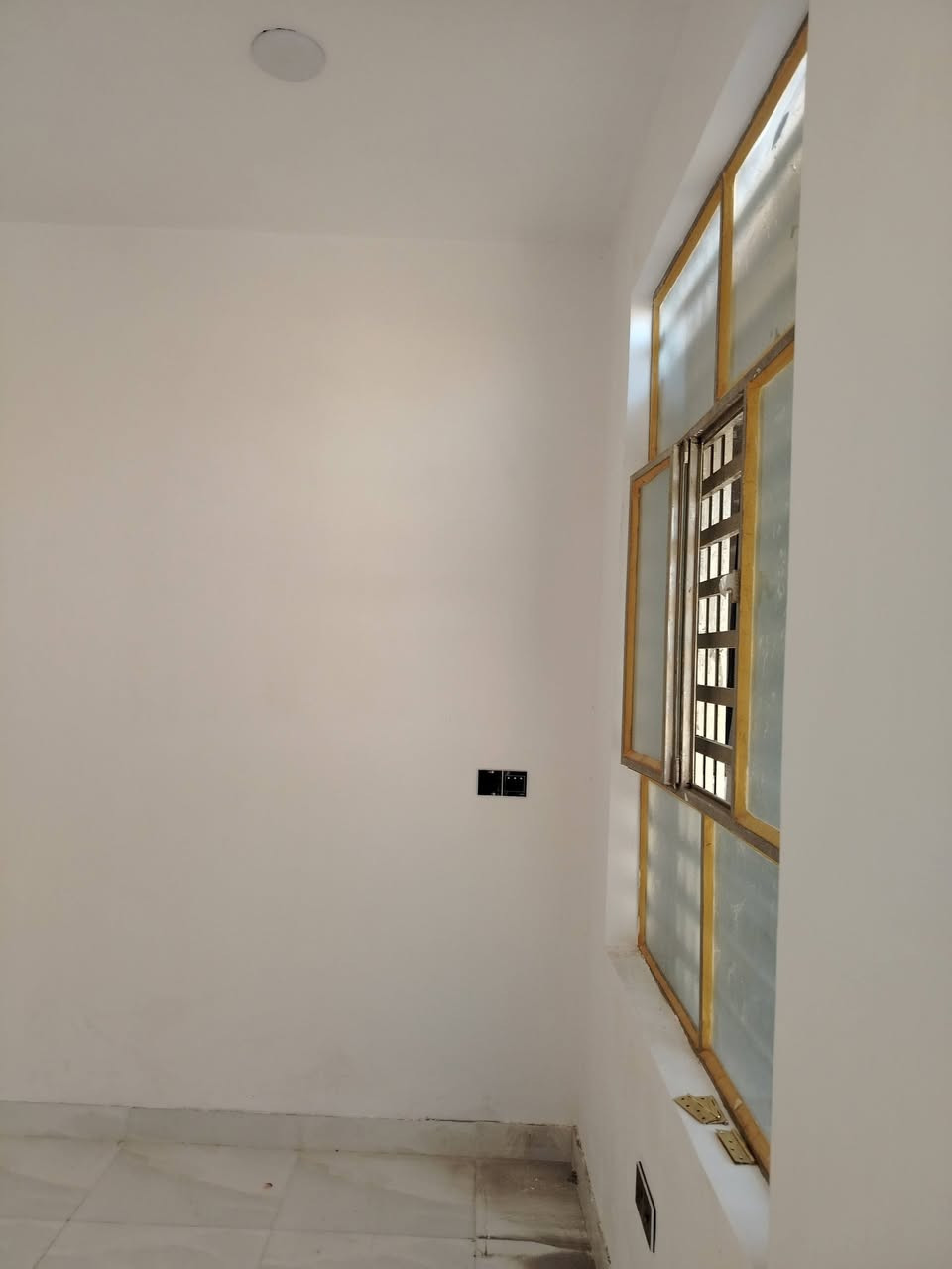 دارين للبيع المساحة الكلية 240
@إشارة @. #البيت الصغير 75 متر

#محتوى البيت الصغير

غرفة وصالة كبيرة ومطبخ وصحيات 

 #البيت الكبير 165متر 

#محتوى البيت الكبير

غرفتين واستقبال ومطبخ مفتوح عالصالة وحديقة طارمه. 

  #العنوان_نجف_.        كوفة 

شارع المعمل خلف مدرسة الشهيد علي الرماحي شارع سيد حبيب ثاني فرع على ايدك السيره

#نوع البناء 

اساس صب بناء بلوك طفيلي سگف صب عمل درجه اولى سيراميك بورسلين خريطة مهندس 

 #السعر85 وبي مجال للاستفار الاتصال *********** علما ان مشمول بالتطويب علما البيت الزغير مأجر 125 الف بالشهر والبيتين مشتغلين بالمعامله والمعامله بالبلدية موجوده ومتوفر انترنت ضوئي ومدارس ابتدائية ومتوسطة بنات ولد ومدارس أهليه ومستوسف وسوك
