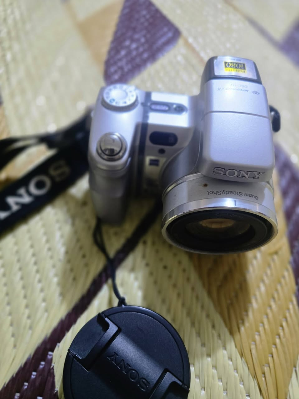 > كاميرا يابانية أصلية Sony DSC-H7 مع عدسة Carl Zeiss الألمانية المشهورة
>
> *المواصفات:*
> 🔹 الدقة: 8.1 ميغابكسل صور صافية
> 🔹 زوم بصري 15x + زوم ذكي 25x يقرب البعيد كلش
> 🔹 عدسة Carl Zeiss Vario-Tessar الأصلية
> 🔹 مانع اهتزاز Super SteadyShot
> 🔹 حساسية عالية ISO 3200 للتصوير الليلي
> 🔹 تصوير Full HD 1080 + خاصية كشف الوجوه
> 🔹 بطارية STAMINA تصور 300 صورة بالشحنة
>
> *الحالة والملحقات:*
> ✅ الكاميرا نظيفة وشغالة 100% بدون اي عطل
> ✅ الكرتونة الأصلية موجودة
> ✅ حقيبة جلد + ريمونت تحكم عن بعد الأصلي
> ✅ هود العدسة + غطا العدسة الأصلي
> ✅ الحزام الأصلي
>
> *مناسبة لـ:* التصوير العائلي، السفرات، الطلاب، والمبتدئين الي يريدون كاميرا احترافية بسعر مناسب.
>
> *المكان:* بغداد - 
> *التواصل:* على الخاص
> *السعر:* [ 170 الف وبي مجال]
الاستفسار   رقم الهاتف ***********
