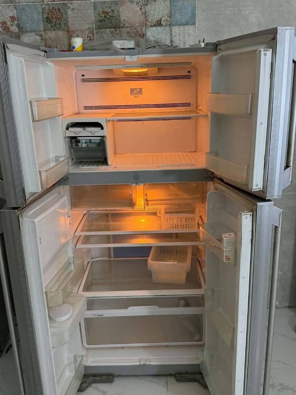 غرفة نوم • ثلاجة • طباخ