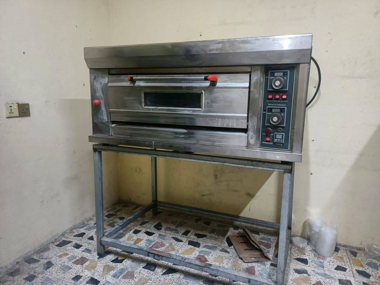 فرن نضيف مال بيتزا600 الف بي مجال
وعجانه 250الف بي مجال 
رقم تليفون *********** موجود واتساب
