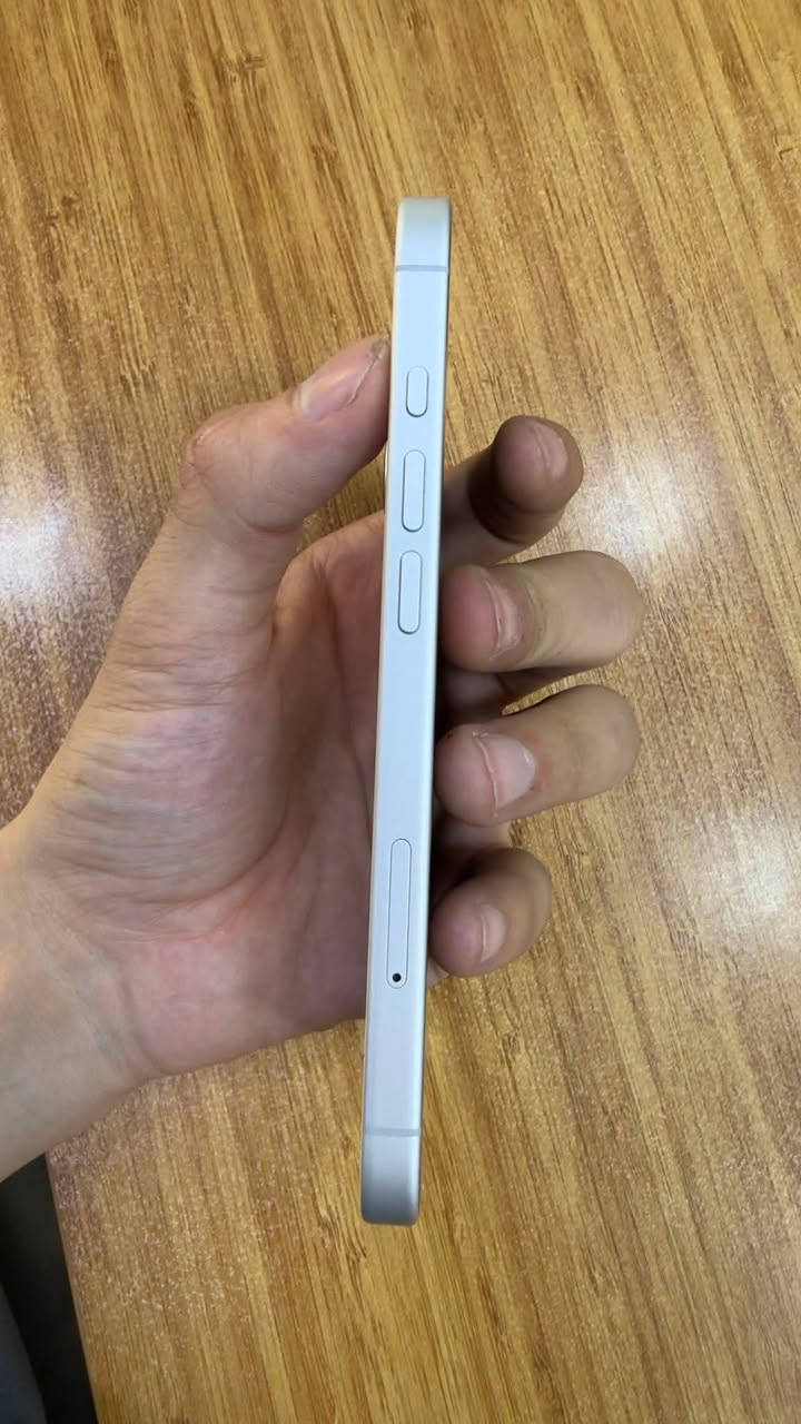 ايفون 17 عادي
ذاكره 256GB - بطارية 100 - عدد دورات 6
ابيض بعده بالضمان مشتغل 2026/6/9
مكاني بغداد البنوك
***********
