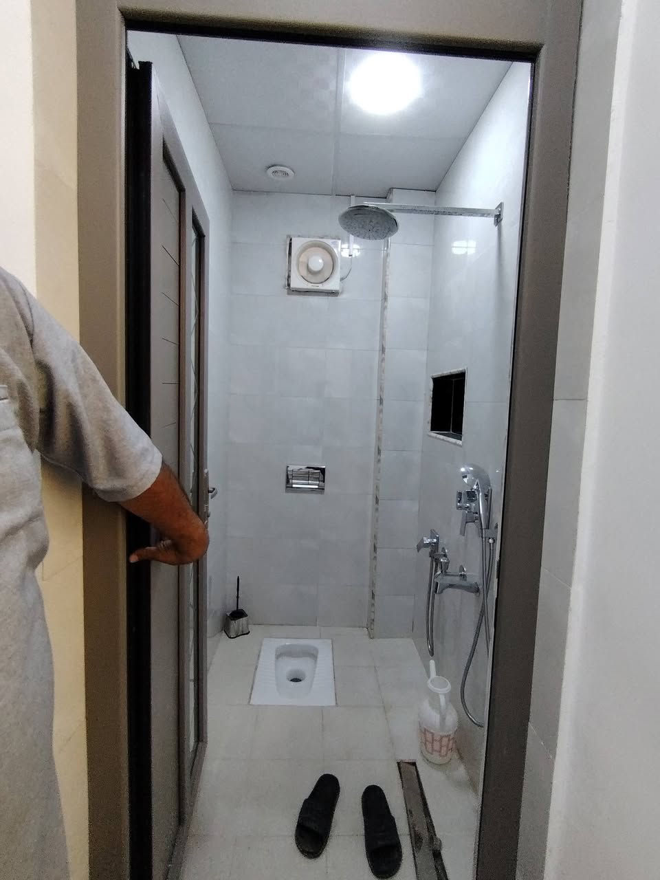 بيت للبيع زراعي المساحة ٢٥٠ بناء جديد درجة أوله طبوق كونكريت السطح شتايگر الشموع نهاية شارع المدارس على شارع ٣٠ الريس كلش مرتب البيت تفصيل ستقبل كبير مطبخ حار وبارد منور عدد ٢ غرف نوم عدد ٤ نضام فول سويت صاله دخليه كبيره مجمع صحيات دخليه وخارجيه خريطه هندسي كلش متعوب عليه البيت خير من الله تعال وكعد تفصيل أكثر مكتب الضامن للعقار خنيطله شارع الكراج *********** #سوق_الشيوخ #تشطيب_درجة_أولى#مكتب_الضامن_للعقار
