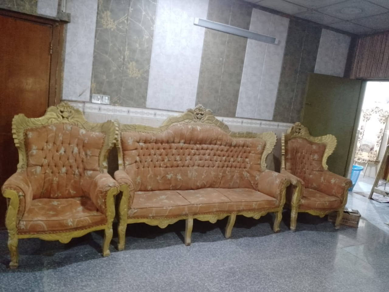 تخم ملكي  زان مصري عشر مقاعد نظيف جدا السعر٢٠٠
جميله ساحه ٥٥
***********
