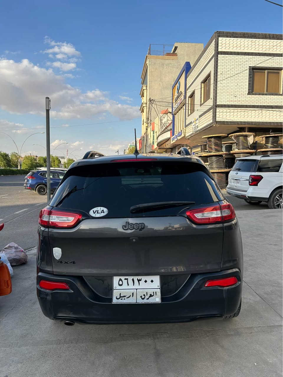 Jeep cheroke 2018
جێب شیرۆكی ٢٠١٨
______
مواصەفات عادی
دەبل اكسل
تەبرید مەركەزی
نیو بەصمە
ویل ڕەش
لایت اوتۆ 
كشن اوتو
٤مۆدی لێخوڕین

دەعمی(چامڵغ و بۆنیت سبوغە و ایڕباگ سوكان و شان تەقیوە
٩٧هەزار مایڵ ڕۆشتووە
 سعری ١١٢$
***********
*********** أربيل, العراق
