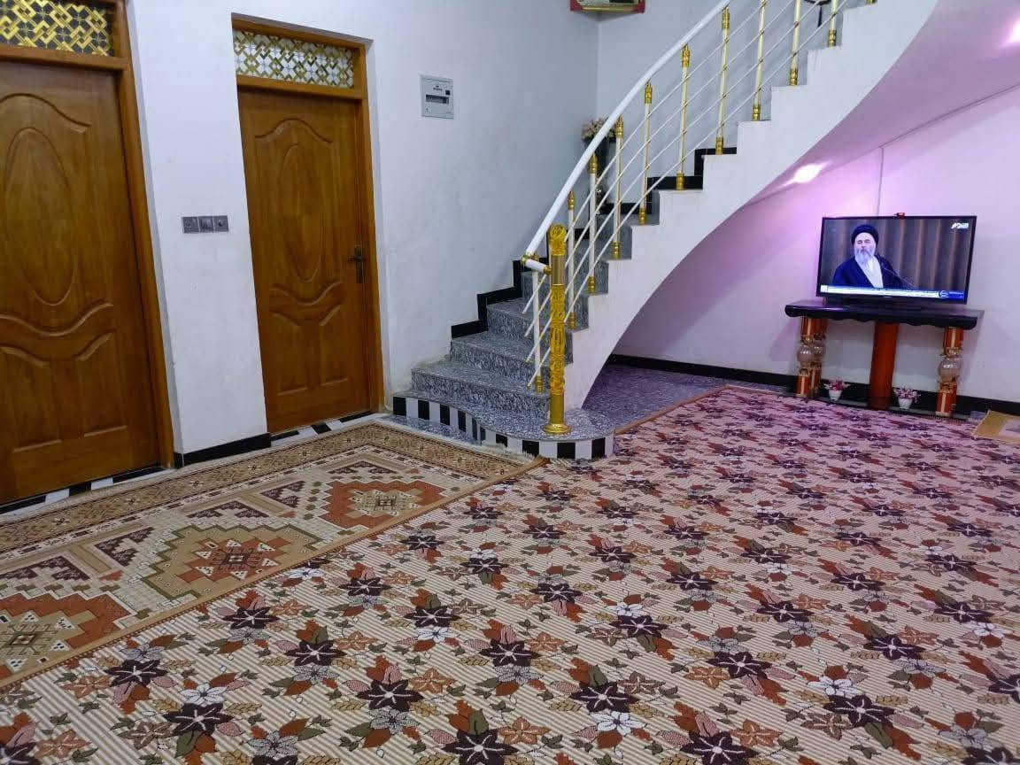 سلام عليكم بيت بحي السبل مساحه 200 طابقين البيت زراعي وبي وصل مال طابو خدمات ماء كهرباء ومجاري توهه شتغلو بيهه البيت يبعد عن الشارع الرايسي 200 متر بنزله الثانيه قرب صيدليت الرحمه البيت يتكون من ستقبال وصاله وخمس غرف وصحيات داخليه وخارجيه ومنور البيت صب كون كريت طابقين وبنيان جديد طابوك رقم صاحب البيت ‏‪***********‬‏
